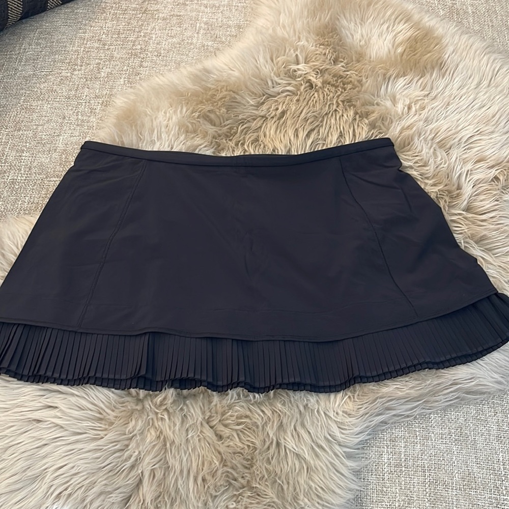 Lululemon Women’s Pleated Skirt. Built in shorts Size 12. Black.